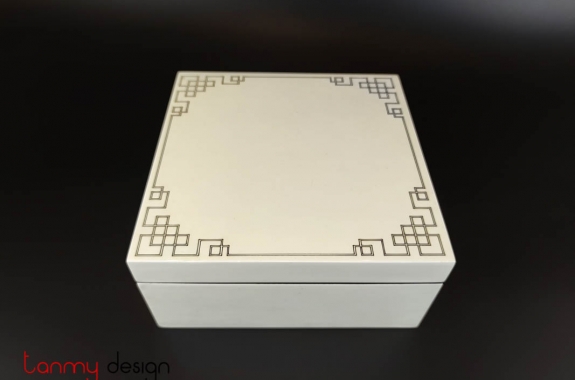 Square lacquer box with engraved pattern 20cm